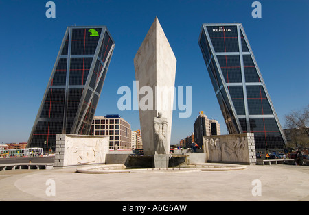 José Calvo Sotelo Monument en face de l'incliné tours de Puerta de Europa à Plaza de Castilla, Madrid, Espagne Banque D'Images