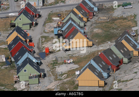 Maisons en bois multicolores traditionnels dans la ville d'Ilulisaat, troisième plus grande ville du Groenland Ilulissat, Groenland, Banque D'Images