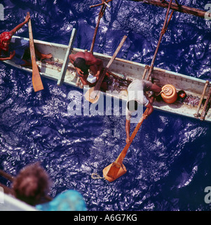 Pirogue de Tonga ramasse mail tombé par-dessus bord de la chemise P&O Arcadia passant Naku'alofa Island en 1965 Banque D'Images