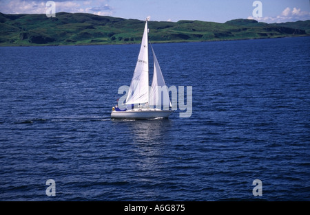 Un Westerley yacht Fulmar voile sur l'île de Kerrera Europe Ecosse Oban Banque D'Images