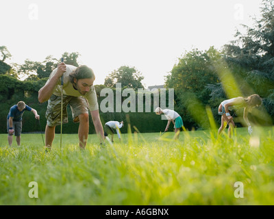 Les golfeurs à la recherche dans l'herbe Banque D'Images