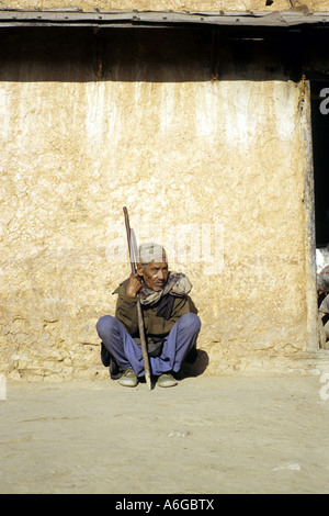 Homme plus âgé du peuple Newar, accroupi en face de bardage, Népal Banque D'Images
