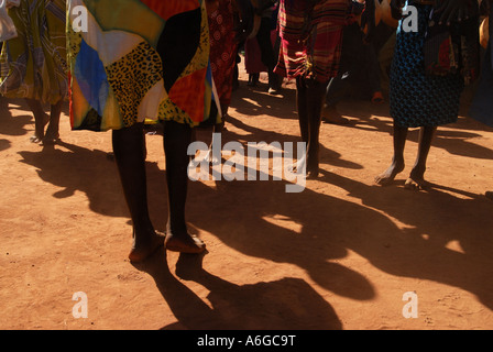 Camp pour personnes déplacées par les conflits provoqués par l'Armée de Résistance du Seigneur. La danse des femmes Banque D'Images