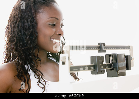 Femme pesant elle-même Banque D'Images