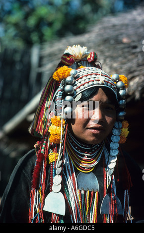 Fille de la tribu Akha colorés avec une coiffure élaborée Village Doi Tung le nord de la Thaïlande Banque D'Images