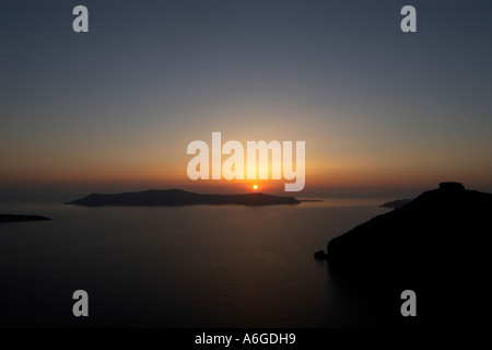 Coucher de soleil avec ce réglage dans la mer Égée Banque D'Images