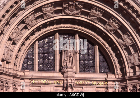 Arch ornée sur Cromwell Road principal au Victoria and Albert Museum, Londres, Angleterre Banque D'Images