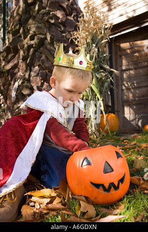 Garçon à la recherche de jack o lantern Banque D'Images