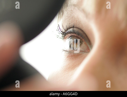 Close up de l'oeil d'une femme à la recherche de miroir dans Banque D'Images