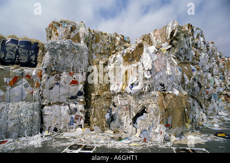 Gros tas de gros gaspillage balles de papier Banque D'Images