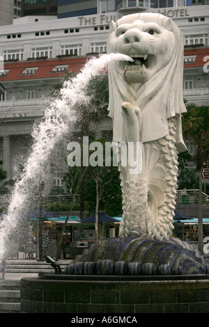 Fontaine à Merlion Merlion Park en face de l'hôtel Fullerton luxe Singapour Banque D'Images