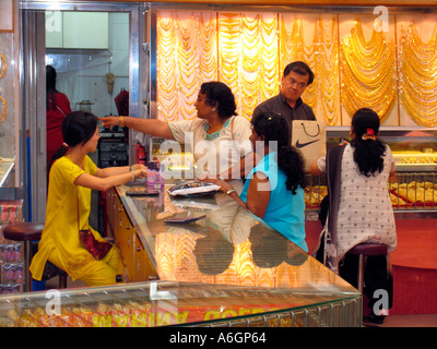 Trois femmes shopping dans un magasin de bijoux d'or Little India Singapore Banque D'Images