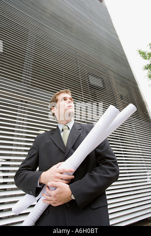 Businessman with blueprints Banque D'Images