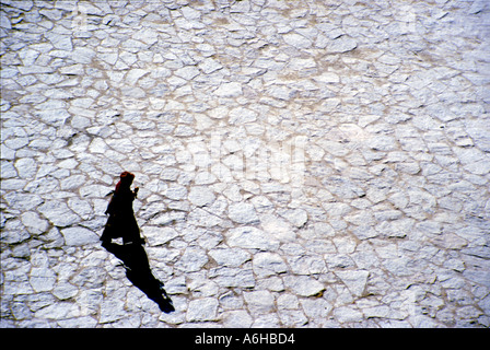 Pèlerin à pied à travers le parc à Drepung Lhassa au Tibet Banque D'Images