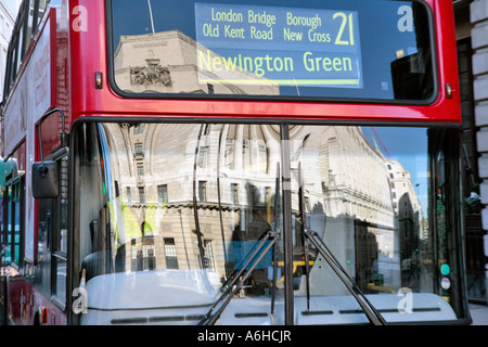 Un bus de Londres voyages à travers la ville de Londres Banque D'Images