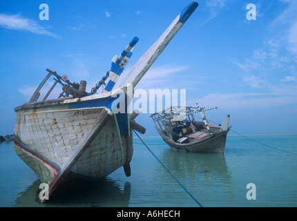 Bateaux de pêche traditionnels en bois à al Ruwais, côte nord du Qatar, 1975 Banque D'Images