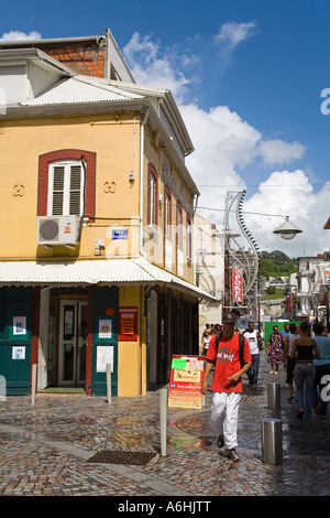 Shoppers on Rue de la République Ville Fort de France Martinique Antilles Françaises Antilles Banque D'Images