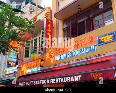 Restaurant de fruits de mer chinois Neon signs River Waterfront Quay Street Singapore Banque D'Images