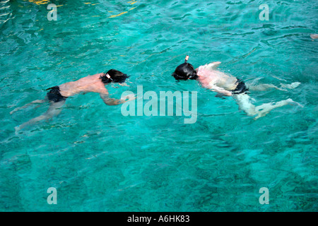 Deux garçons au tuba jetty Beach Salang Tioman Malaisie Banque D'Images