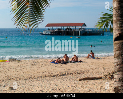 Les jeunes sur le sable plage de Salang Tioman Malaisie Banque D'Images