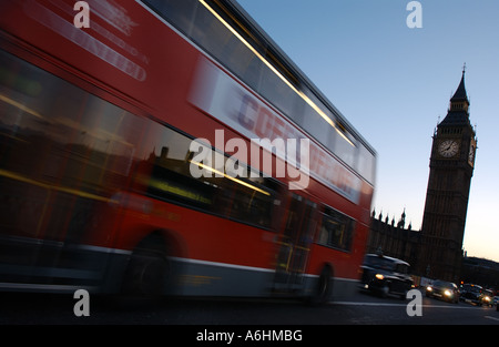 Bus travelling over Westminster Bridge in front of the Houses of Parliament, London, capital city of England, Great Britain Banque D'Images
