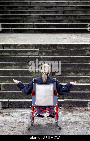 Mobilité woman in wheelchair incapable de monter un grand escalier Banque D'Images