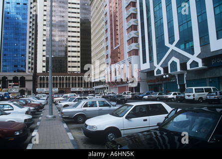 Scène dans le centre commercial d'Anu Dhabi avec parking à l'angle et les blocs de bureau Banque D'Images