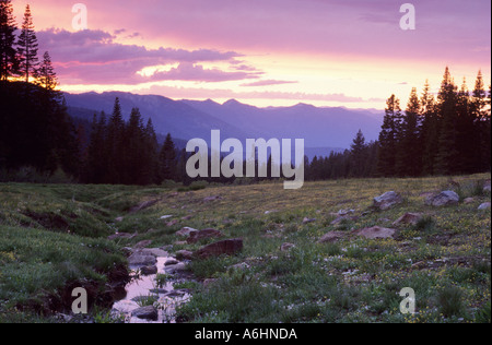 Coucher du soleil au milieu du lac de Boulder dans le désert Californie Alpes Trinity Banque D'Images