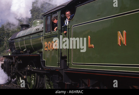 Grande locomotive à vapeur prêt à fonctionner sur une ligne ferroviaire préservé Banque D'Images