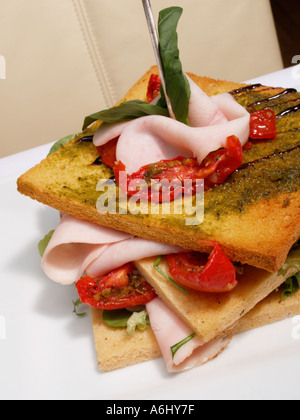 Pain sandwich de luxe déjeuner avec pesto de tomates séchées et jambon Banque D'Images