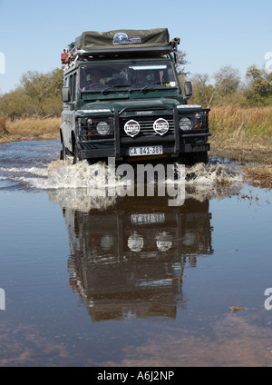 Land Rover 110 pataugeant dans l'eau Banque D'Images