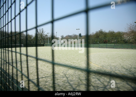 Un terrain de football à cinq un derrière une clôture Banque D'Images