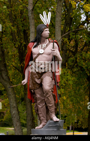 Statue de peint Native American Indian fait don à la ville en 1907 par résident et chef de tempérance David Fletcher Gotham Banque D'Images