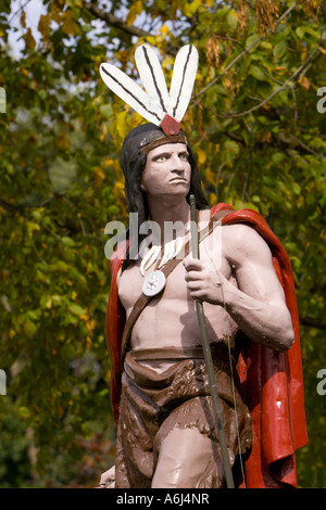 Statue de peint Native American Indian fait don à la ville en 1907 par résident et chef de tempérance David Fletcher Gotham Banque D'Images