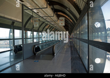 Quelques passagers dans le hall des départs à l'aéroport international de Madrid Espagne Banque D'Images