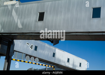 Passerelle de l'avion à l'aéroport international de Madrid, Espagne Banque D'Images