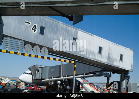 Passerelle de l'avion à l'aéroport international de Madrid, Espagne Banque D'Images