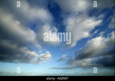 Beau blanc duveteux nuages sur la côte nord du comté de Norfolk, Cromer, UK Banque D'Images