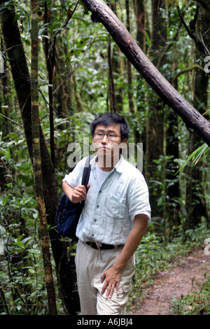 Un visiteur étranger américain coréen de la randonnée dans le Parc National de Ranomafana, Madagascar Banque D'Images