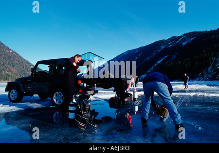 Ice diver de découper un trou dans la glace Banque D'Images