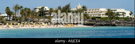 Vue panoramique de la plage flamingo à Playa Blanca, à Lanzarote Banque D'Images