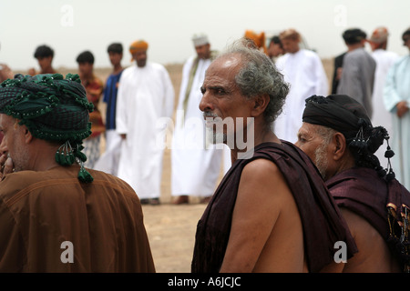 Les hommes omanais en cercle lors d'une célébration, Salalah, Oman Banque D'Images