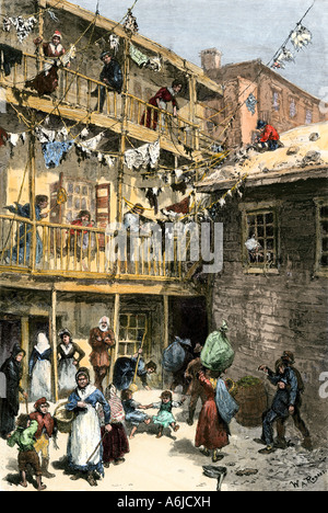 Les chiffonniers cour sur Mulberry Street dans le quartier italien de la ville de New York 1870. À la main, gravure sur bois Banque D'Images