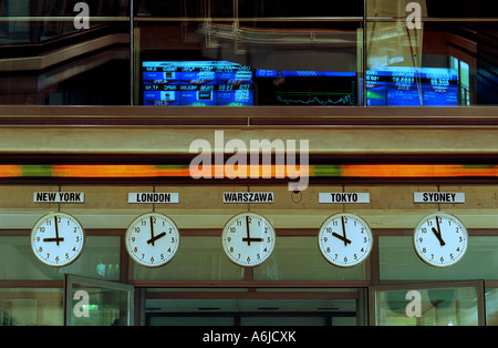 Horloges dans le hall de la Bourse de Varsovie, Pologne Banque D'Images