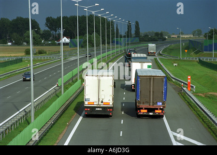 Les poids lourds sur l'autoroute A2, Pologne Banque D'Images
