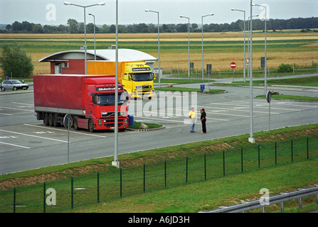 Les poids lourds sur un parking à l'autoroute A2, Pologne Banque D'Images
