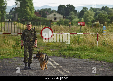 Officier garde-frontière polonaise avec un chien à la frontière polono-ukrainien, Malhowice, Pologne Banque D'Images