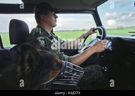 Officier garde-frontière polonaise et son chien dans une voiture à la frontière polono-ukrainien, Pologne Banque D'Images