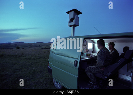 Polish garde-frontières à la frontière polono-ukrainien de nuit, Rozubowice, Pologne Banque D'Images