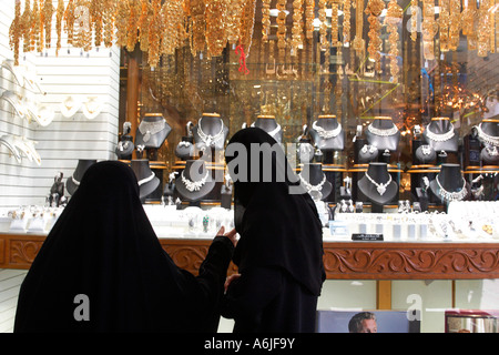 Deux mille femmes dans un magasin de bijoux à Dubaï, Émirats Arabes Unis Banque D'Images